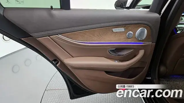 Mercedes-Benz E-Class 2020 — Photo 15/32