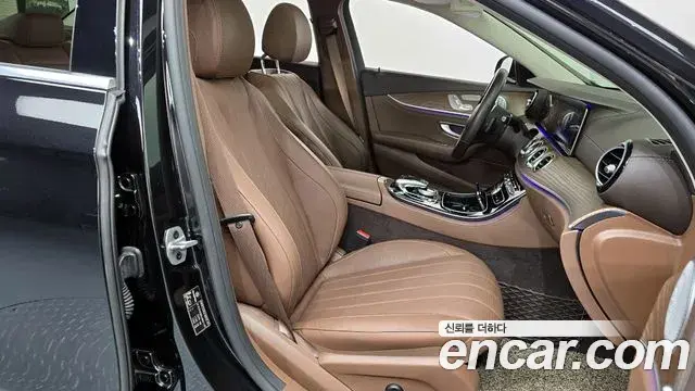 Mercedes-Benz E-Class 2020 — Photo 9/32
