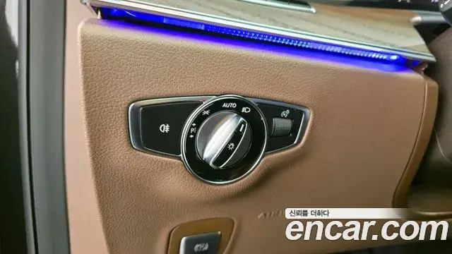 Mercedes-Benz E-Class 2020 — Photo 20/32