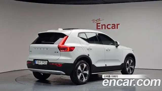 Volvo XC40 2023 — ფოტო 9/39