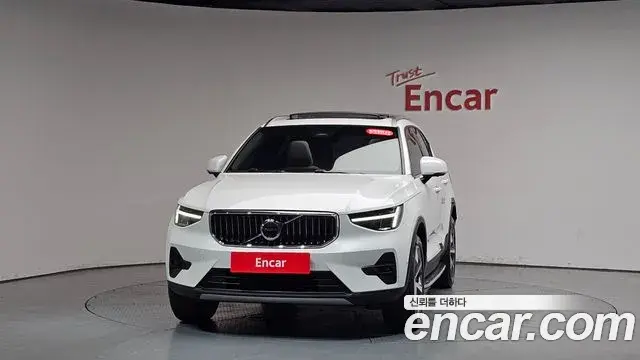 Volvo XC40 2023 — ფოტო 25/39
