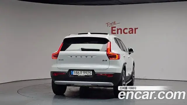 Volvo XC40 2023 — ფოტო 20/39