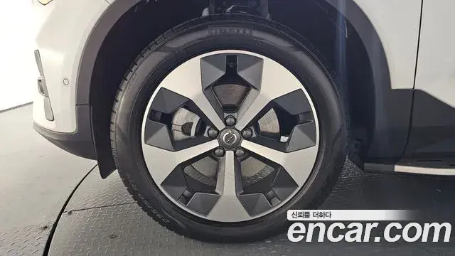 Volvo XC40 2023 — ფოტო 26/39