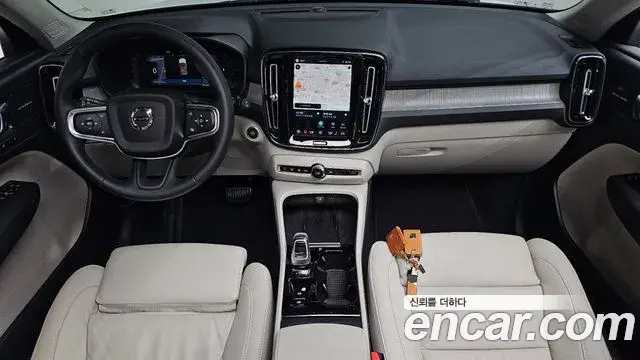 Volvo XC40 2023 — ფოტო 8/39