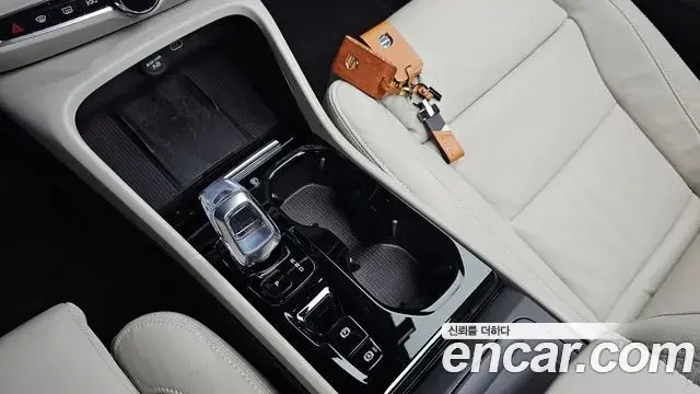 Volvo XC40 2023 — ფოტო 28/39