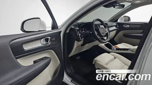 Volvo XC40 2023 — ფოტო 6/39