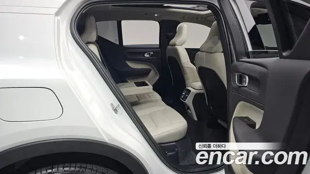Volvo XC40 2023 — ფოტო 29/39