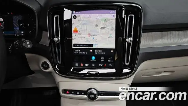 Volvo XC40 2023 — ფოტო 31/39