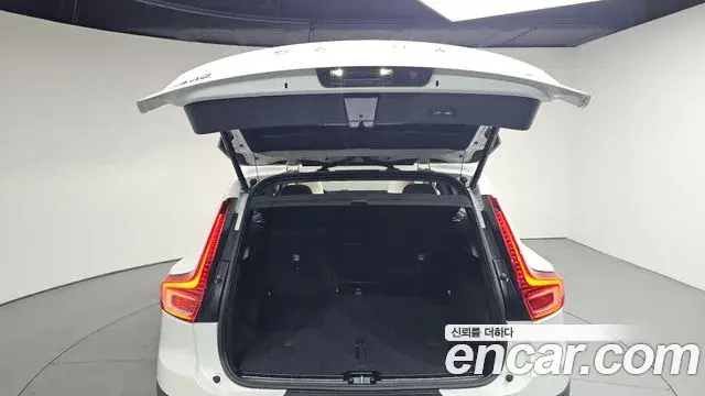 Volvo XC40 2023 — ფოტო 7/39