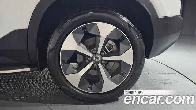Volvo XC40 2023 — ფოტო 10/39