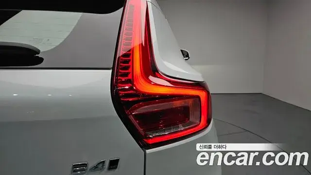 Volvo XC40 2023 — ფოტო 35/39