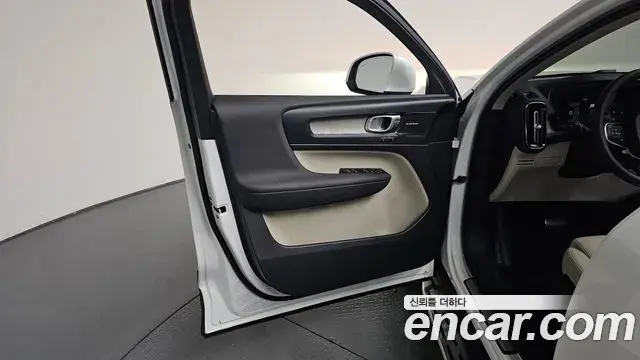 Volvo XC40 2023 — ფოტო 38/39