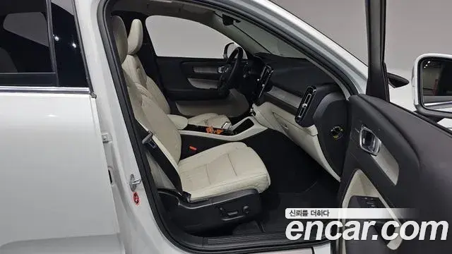 Volvo XC40 2023 — ფოტო 3/39