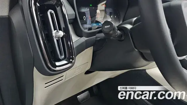 Volvo XC40 2023 — ფოტო 11/39