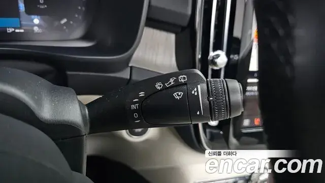 Volvo XC40 2023 — ფოტო 14/39