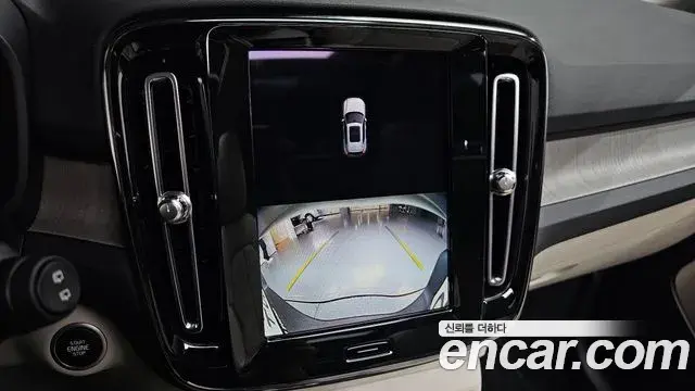 Volvo XC40 2023 — ფოტო 12/39