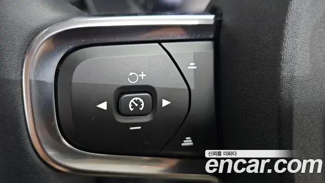 Volvo XC40 2023 — ფოტო 33/39
