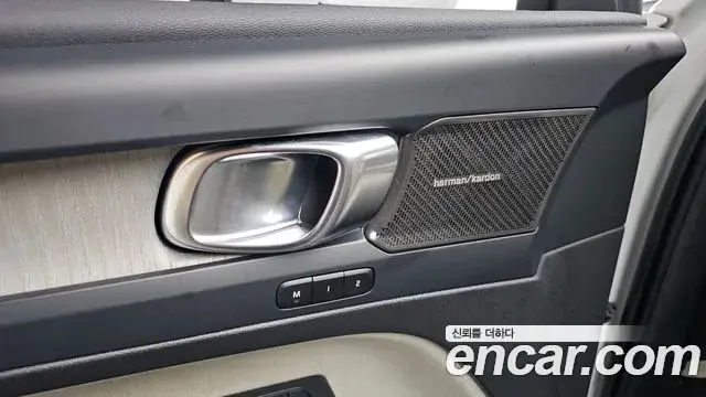 Volvo XC40 2023 — ფოტო 30/39