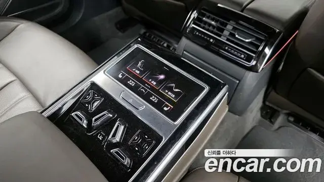 Audi A8 2021 — Фото 18/20