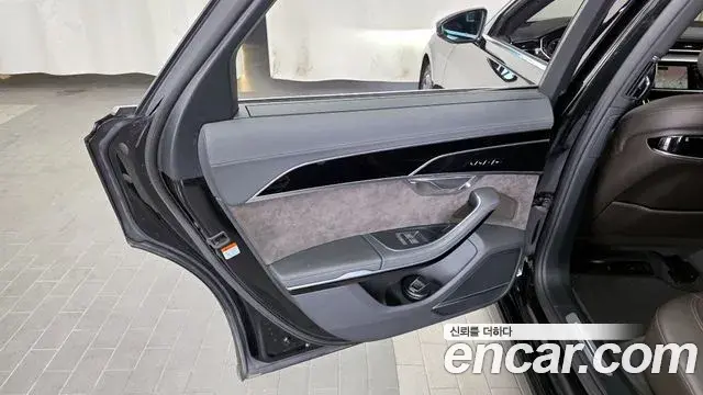 Audi A8 2021 — ფოტო 13/34