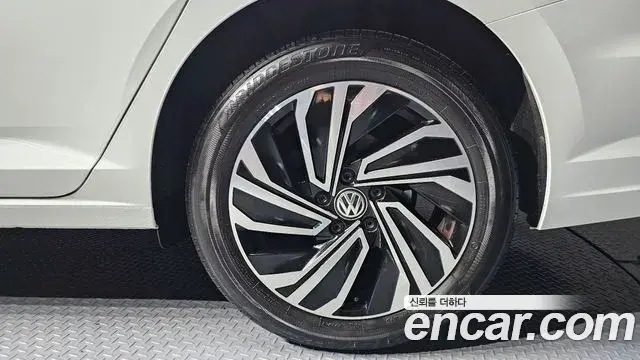 Volkswagen Jetta 2021 — ფოტო 20/33