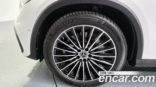 Mercedes-Benz GLC-Class 2025 — Photo 28/33