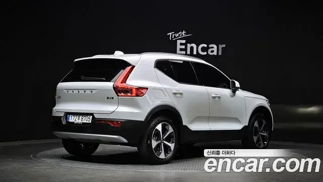 Volvo XC40 2023 — ფოტო 29/32