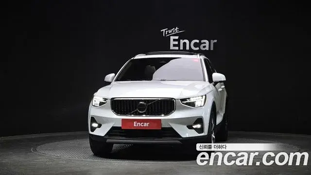 Volvo XC40 2023 — ფოტო 30/32