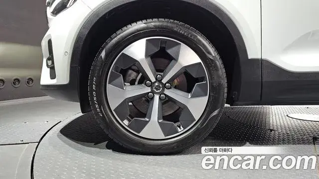 Volvo XC40 2023 — ფოტო 13/32