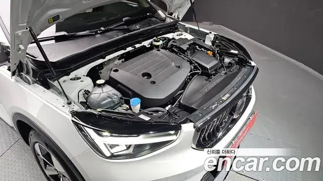 Volvo XC40 2023 — ფოტო 7/32