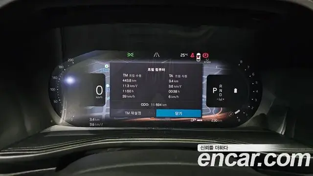 Volvo XC40 2023 — ფოტო 8/32