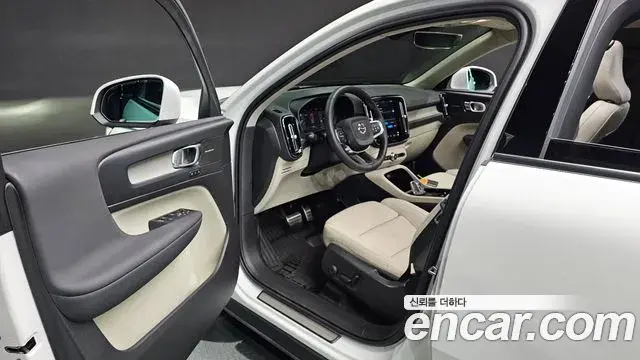 Volvo XC40 2023 — ფოტო 32/32