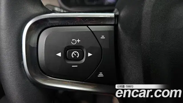 Volvo XC40 2023 — ფოტო 19/32