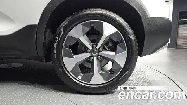 Volvo XC40 2023 — ფოტო 31/32
