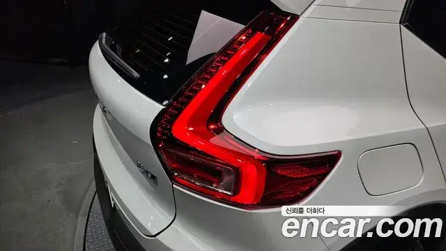Volvo XC40 2023 — ფოტო 2/32