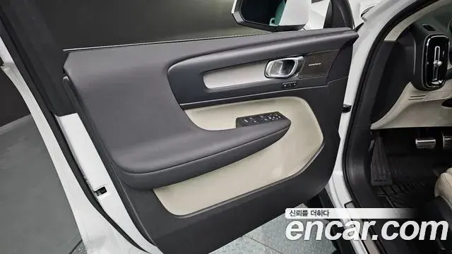 Volvo XC40 2023 — ფოტო 22/32