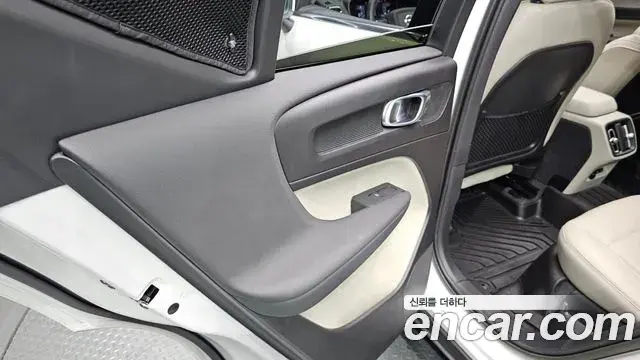 Volvo XC40 2023 — ფოტო 16/32