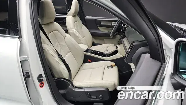 Volvo XC40 2023 — ფოტო 17/32