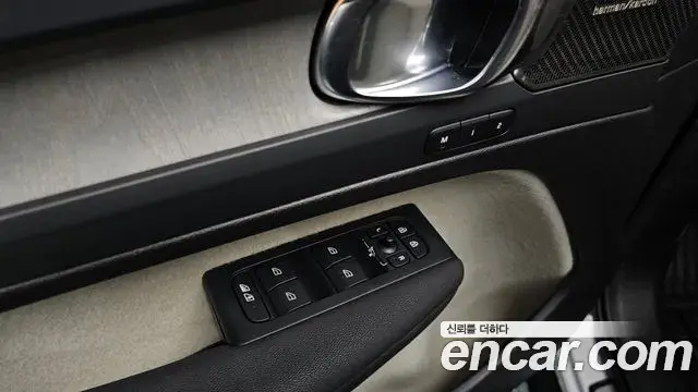 Volvo XC40 2023 — ფოტო 28/32