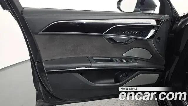 Audi A8 2019 — ფოტო 38/39