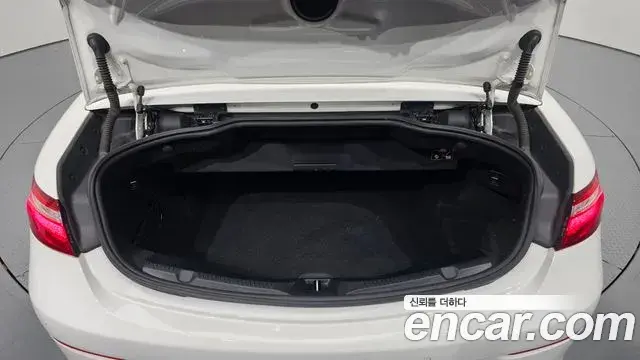 Mercedes-Benz E-Class 2018 — ფოტო 28/32