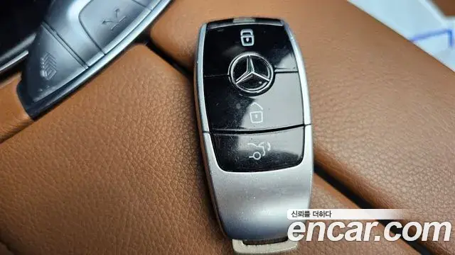 Mercedes-Benz E-Class 2018 — ფოტო 27/32