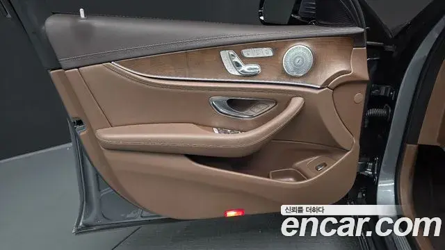 Mercedes-Benz E-Class 2018 — Şəkil 23/31