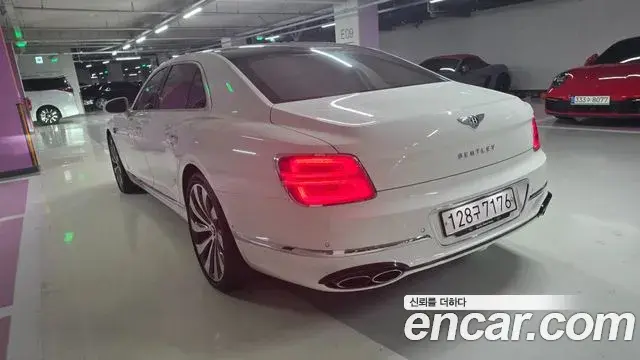 Bentley Flying Spur 2022 — ფოტო 8/20