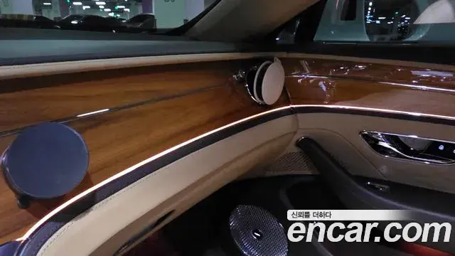Bentley Flying Spur 2022 — ფოტო 17/20