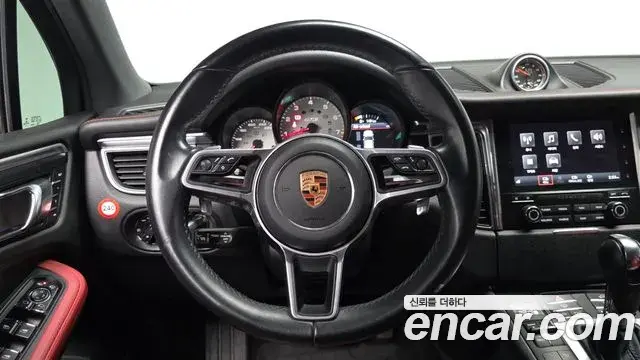 Porsche Macan 2018 — Фото 12/20