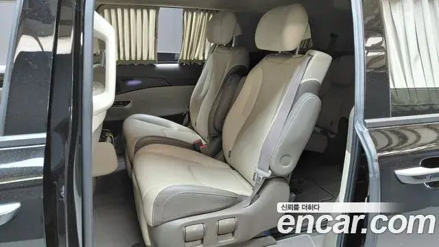 Kia Carnival 2022 — Şəkil 27/33