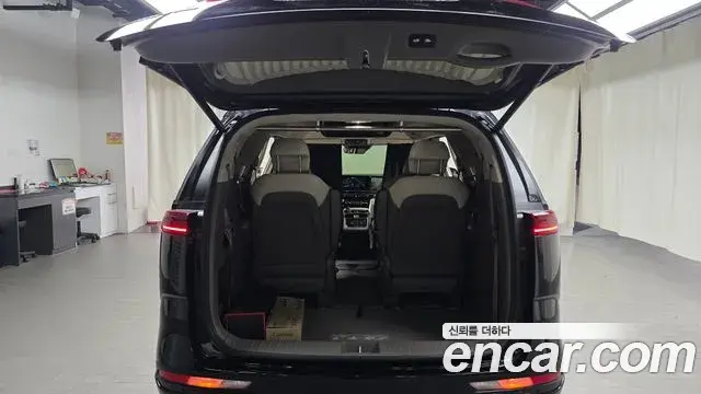 Kia Carnival 2023 — Фото 17/20