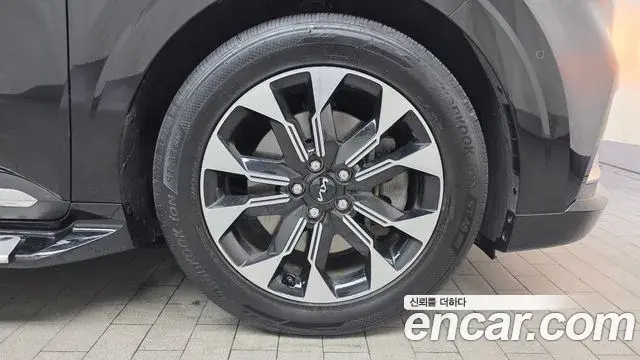 Kia Carnival 2023 — ფოტო 21/35