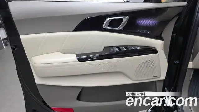 Kia Carnival 2023 — ფოტო 23/35